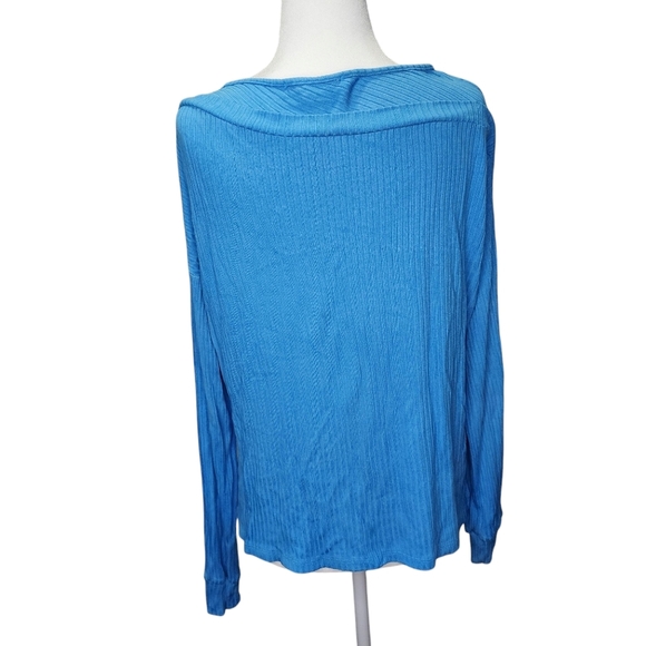 Red Haute Blue Women's Top - Picture 2 of 6